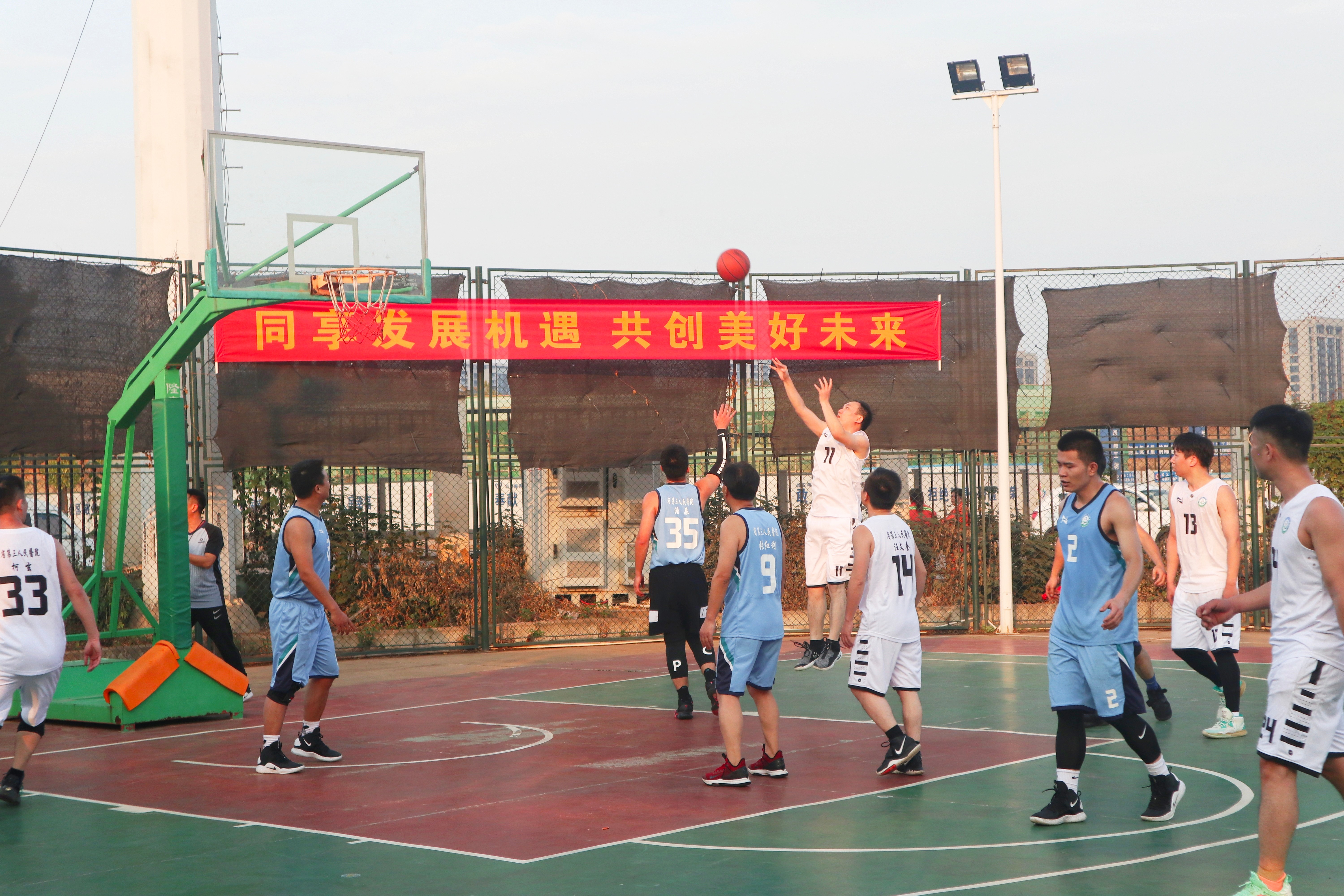 一院兩區(qū)譜新篇 同心筑夢再起航 ——湖北省第三人民醫(yī)院成功舉辦兩院區(qū)合并十周年籃球友誼賽