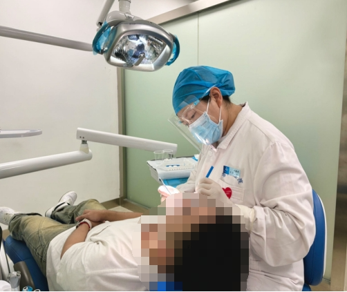 老人寫信感謝醫(yī)生：“她帶病加班一小時為我治療，讓我深受感動……”